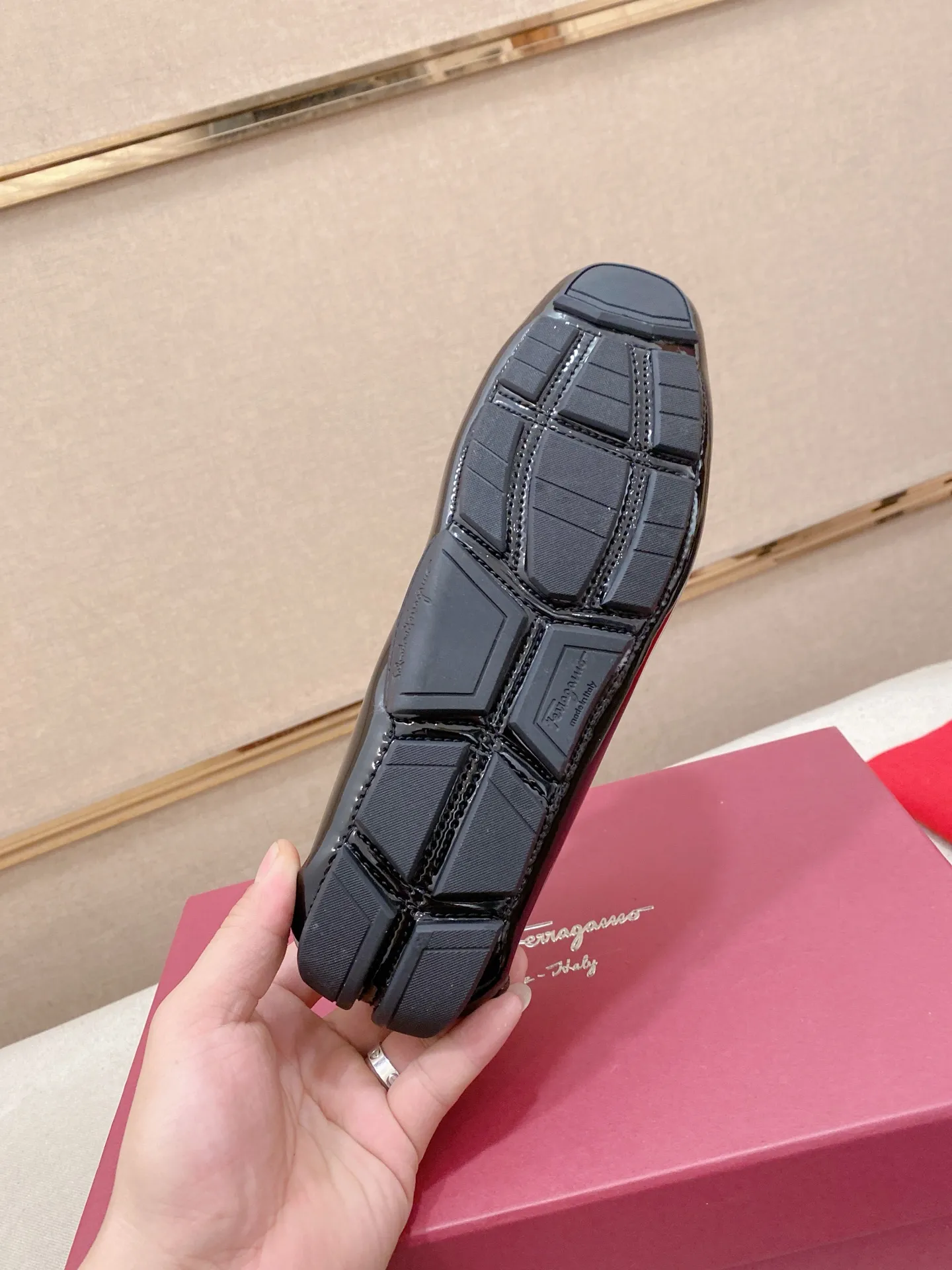 Factory price: 540💰High-end quality! Ferragamo🆕🆕Exclusive hot-selling products in stock🔥🔥New products on the shelves, high-quality Ferragamo men's pea shoes, high-end casual driving shoes, with complete packaging! 💪 💪 Material: imported first-layer cowhide 🐂 + imported high-quality wool lining + wear-resistant outsole 👍🏻👍🏻 Features: high-end and comfortable, purely handmade 🚀 🚀 Create the perfect shoes that suit you best 🔥 🔥 Size: (38-44) 45 standard size can be customized!